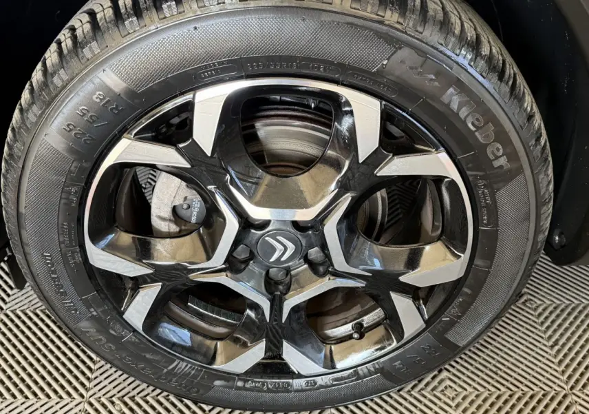 Gros plan sur la jante alliage bicolore noire et argent avec logo Citroën au centre, pneu Kleber visible.