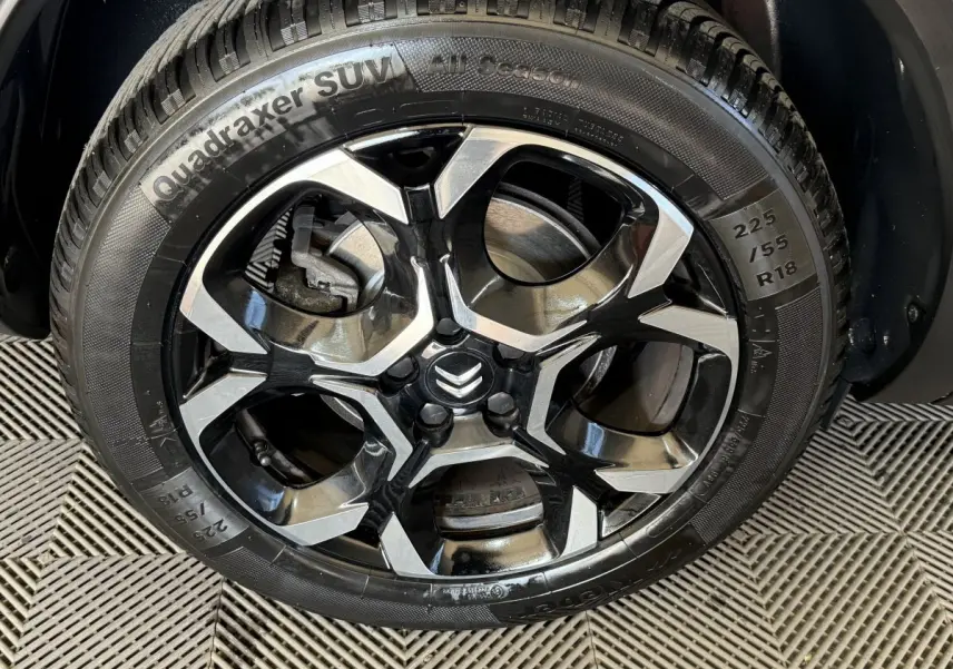 Vue rapprochée sur la roue arrière droite d'une Citroën C5 Aircross gris clair avec pneu hiver marqué 225/55 R18.