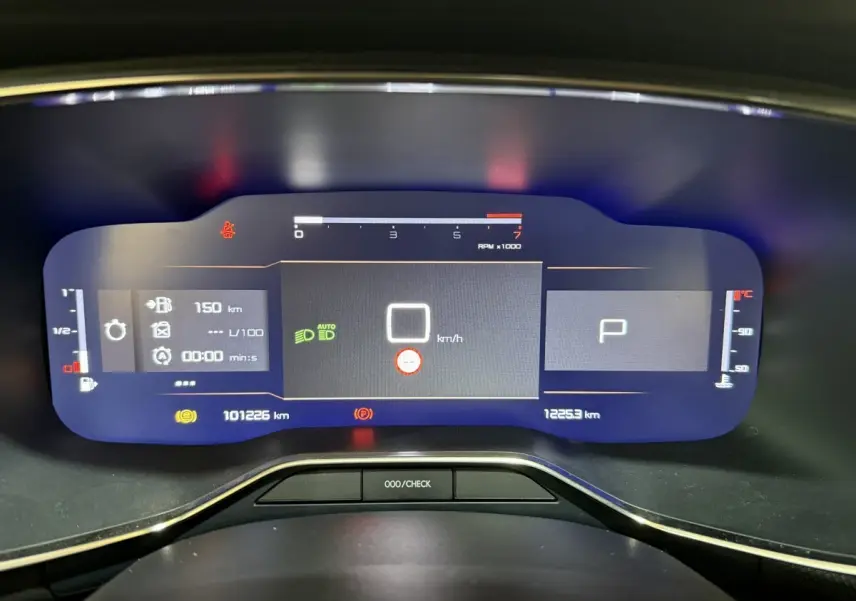 Gros plan sur le combiné d'instruments numérique du Citroën C5 Aircross gris clair, affichage multifonctions et jauges digitales.