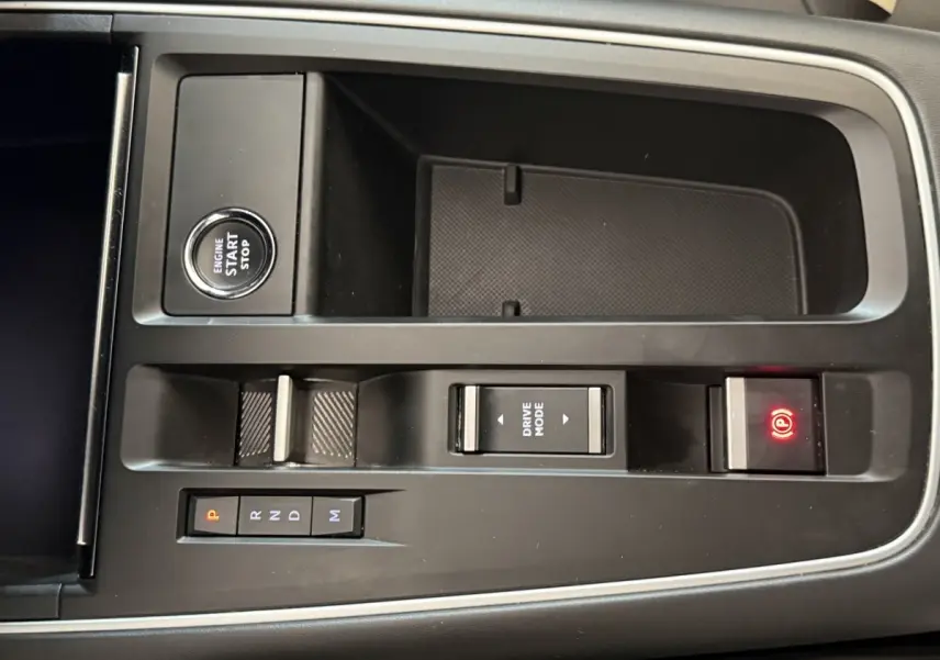 Vue rapprochée de la console centrale noire du Citroën C5 Aircross 2023 avec bouton start/stop et commandes boîte auto.