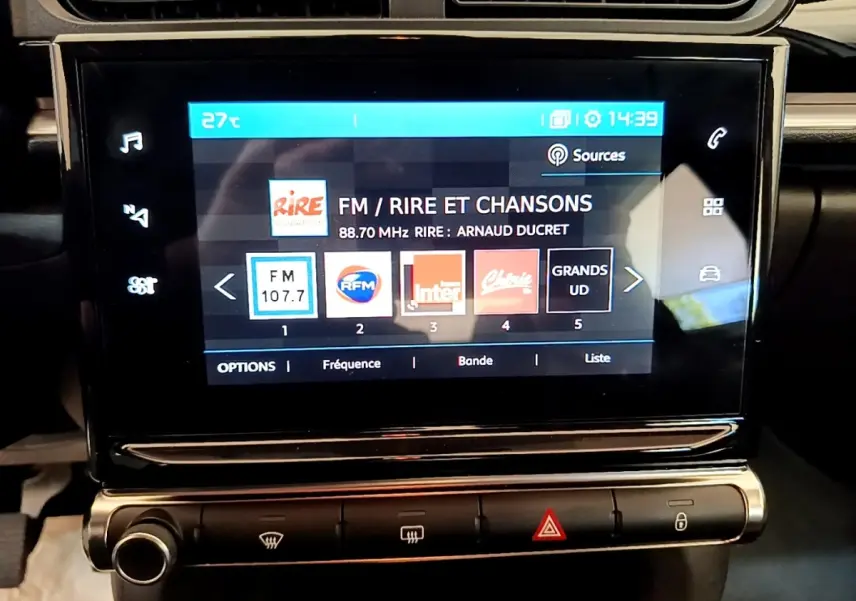 Écran tactile central de la Citroën C3 blanche 2021 affichant la radio FM et les options multimédia.