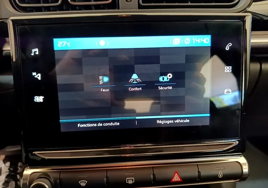 Écran tactile central de la Citroën C3 blanche, affichant les réglages Feux, Confort et Sécurité.