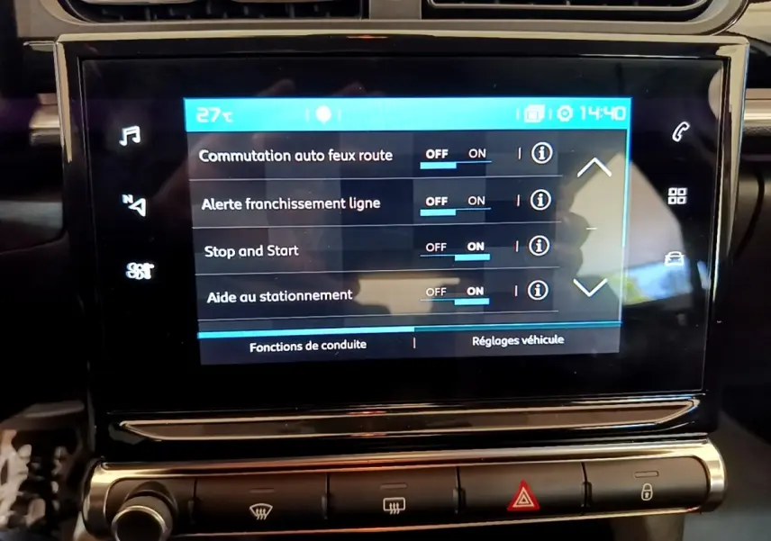 Écran tactile central de la Citroën C3 blanc, affichant les réglages d’aides à la conduite en intérieur.
