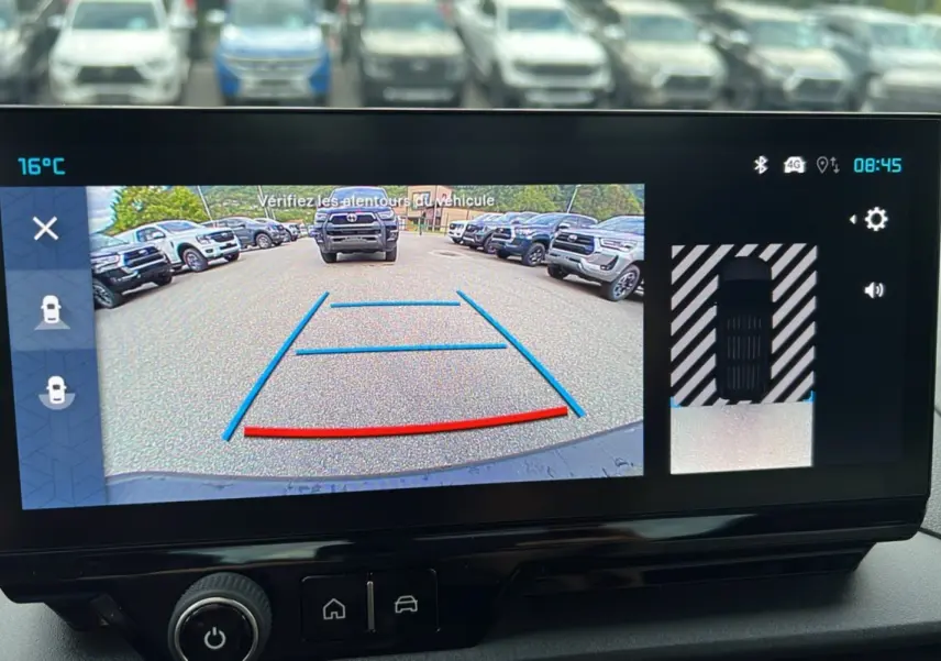 Écran de caméra de recul du Citroën Berlingo noir perla nera, vue arrière avec lignes de guidage colorées.