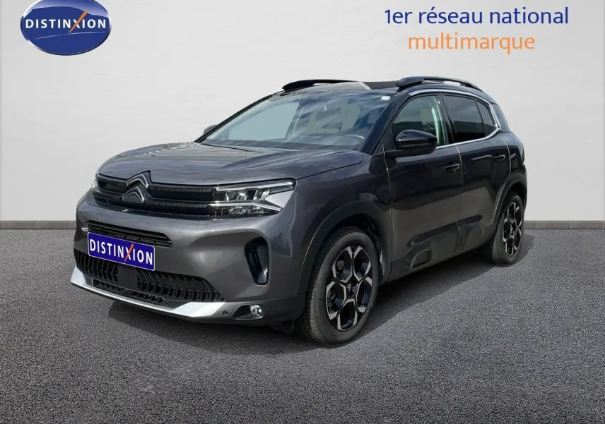 Citroën C5 Aircross Hybrid gris platinium métal en 3/4 avant droit, avec jantes noires et toit noir.