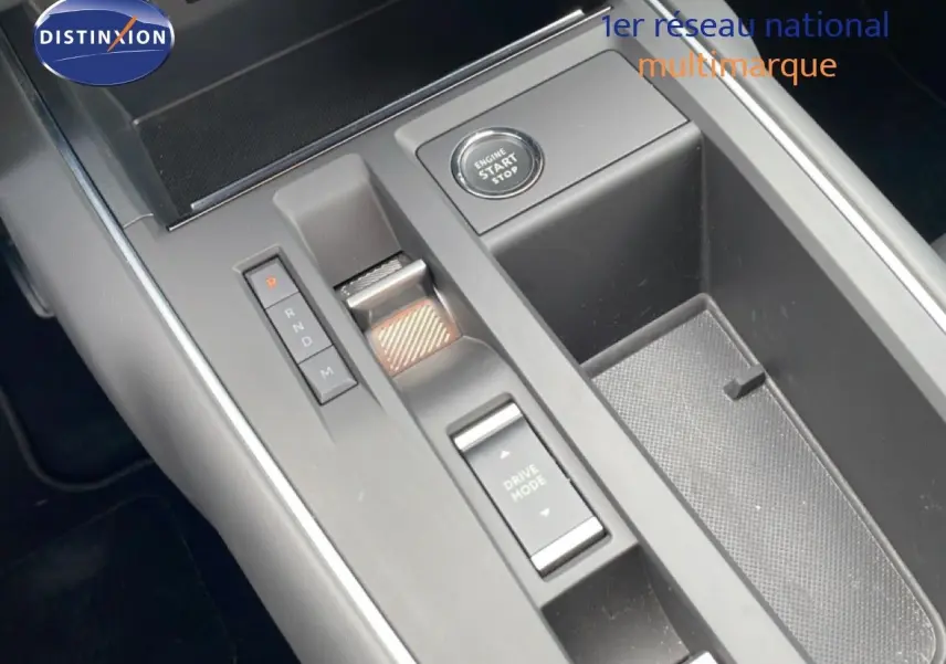 Gros plan sur la console centrale noire avec bouton start/stop et commandes de boîte automatique du Citroën C5 Aircross hybride.