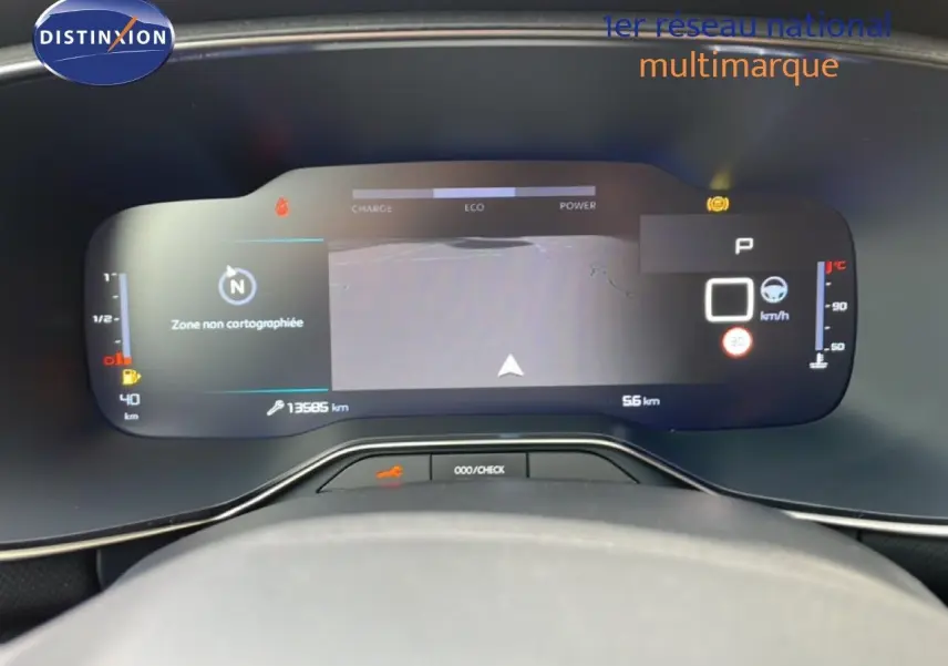Vue rapprochée du tableau de bord numérique du Citroën C5 Aircross Hybrid 2025, affichant la navigation et les indicateurs.