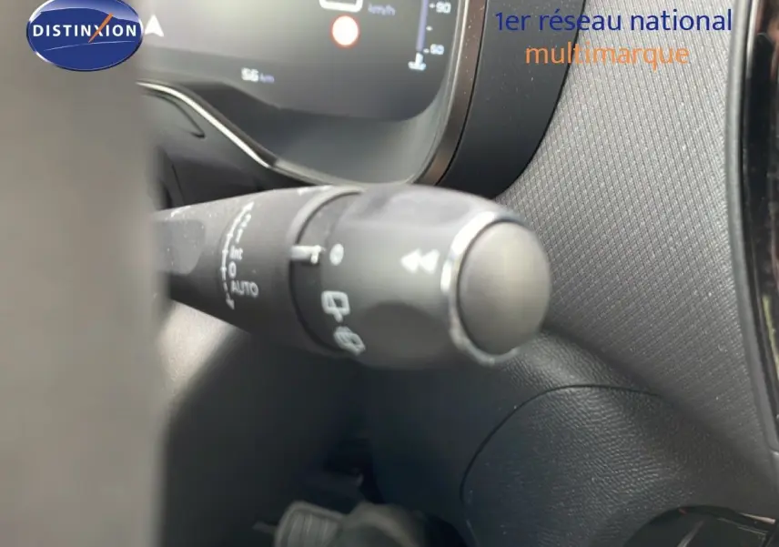 Gros plan sur la commande d'essuie-glace côté gauche du tableau de bord du Citroën C5 Aircross Hybrid gris platinium.