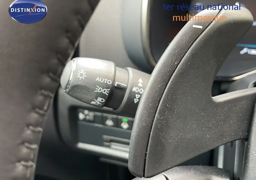 Détail intérieur montrant la commande des phares et le levier de vitesse au volant d’un Citroën C5 Aircross Hybrid 2025.