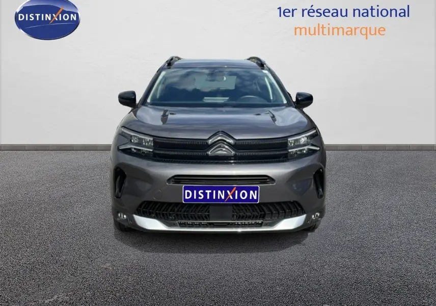 Vue avant d'un Citroën C5 Aircross Hybrid gris platinium métal avec calandre noire et détails chromés.