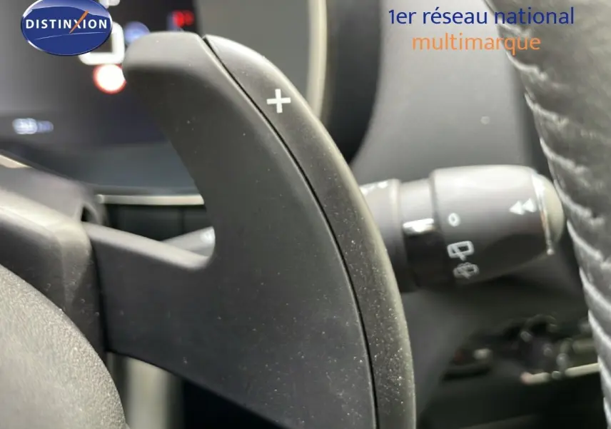 Gros plan sur la palette de changement de vitesse droite dans l’habitacle du Citroën C5 Aircross gris platinium 2025.