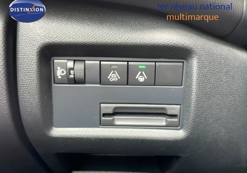 Panneau de commandes avec réglage éclairage et assistances à la conduite dans l’habitacle du Citroën C5 Aircross gris platinium.