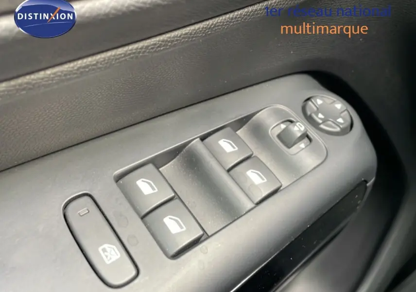 Gros plan sur les commandes des vitres électriques côté conducteur d'une Citroën C5 Aircross Hybrid 2025, intérieur noir.
