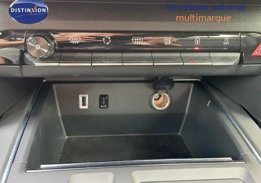 Gros plan sur la console centrale du Citroën C5 Aircross Hybrid 2025, montrant prises USB et allume-cigare.