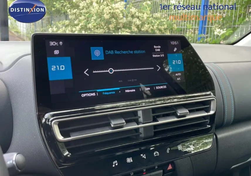 Vue rapprochée de l’écran tactile central et des aérateurs du tableau de bord du Citroën C5 Aircross gris platinium.