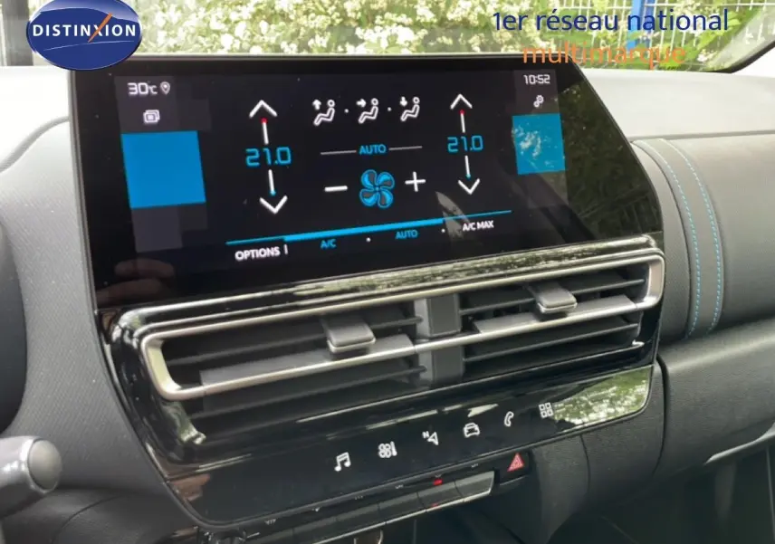Détail de la console centrale du Citroën C5 Aircross Hybrid 2025 avec écran tactile et commandes de climatisation, finition gris platinium.