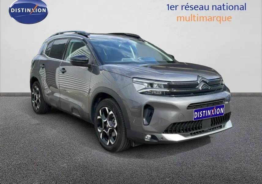 SUV Citroën C5 Aircross Hybrid gris platinium métal en 3/4 avant droit avec jantes noires et toit panoramique.