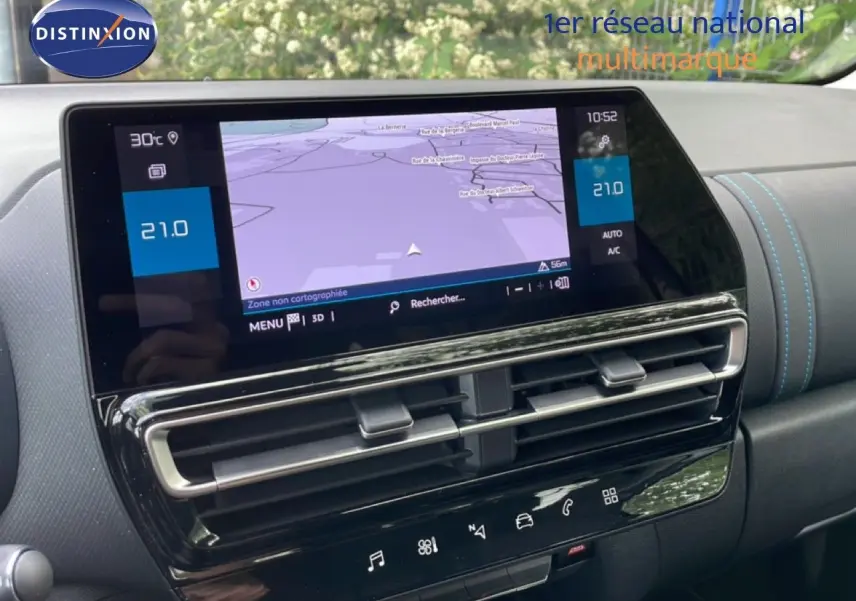 Vue rapprochée de la console centrale du Citroën C5 Aircross Hybrid gris platinium, écran tactile avec navigation et aérateurs horizontaux.