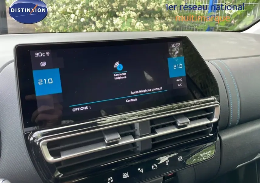 Vue rapprochée de l’écran tactile central et des aérateurs du tableau de bord du Citroën C5 Aircross gris platinium 2025.