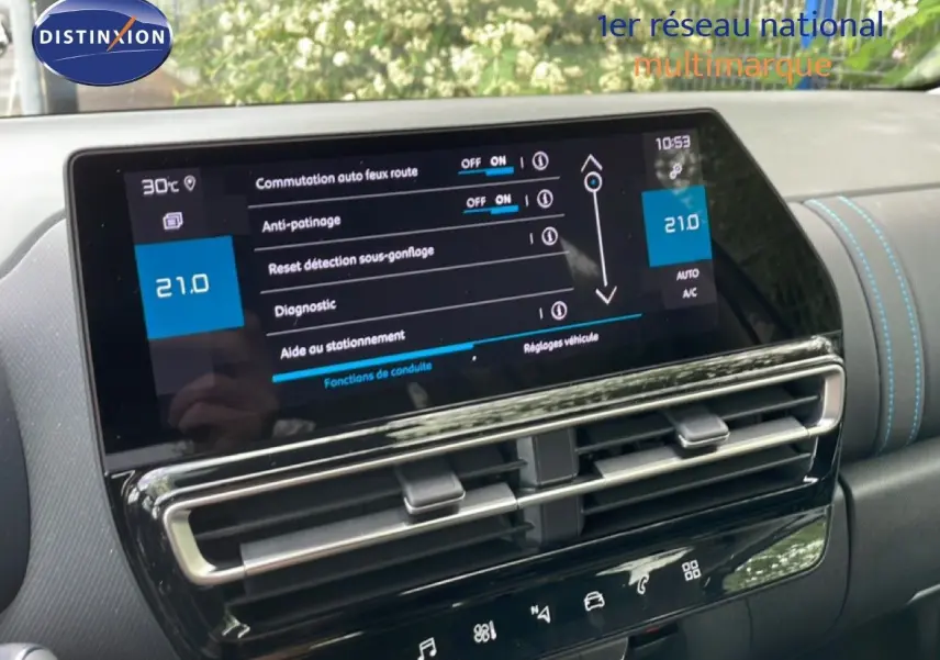 Écran tactile central affichant les réglages de conduite dans l’habitacle du Citroën C5 Aircross Hybrid gris platinium.