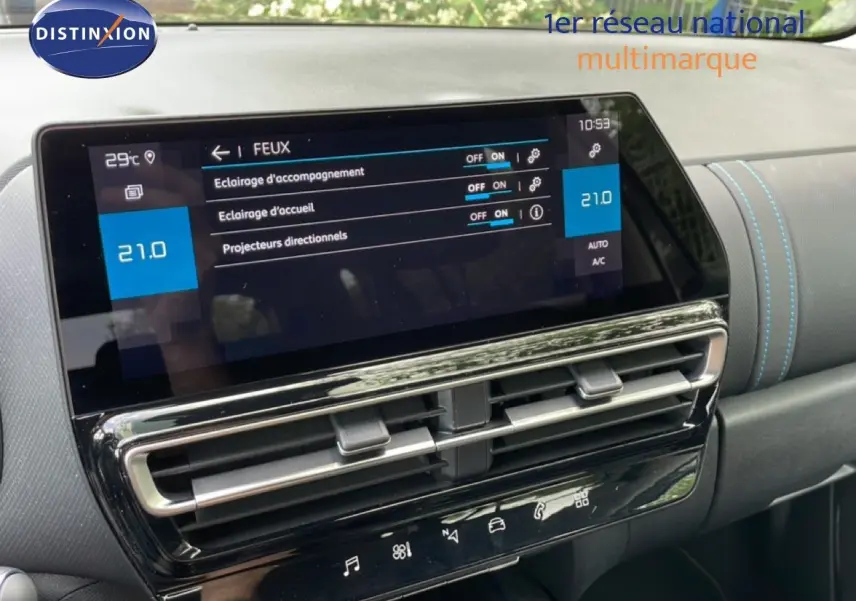 Vue intérieure centrée sur l’écran tactile et les commandes de climatisation du Citroën C5 Aircross Hybrid gris platinium.