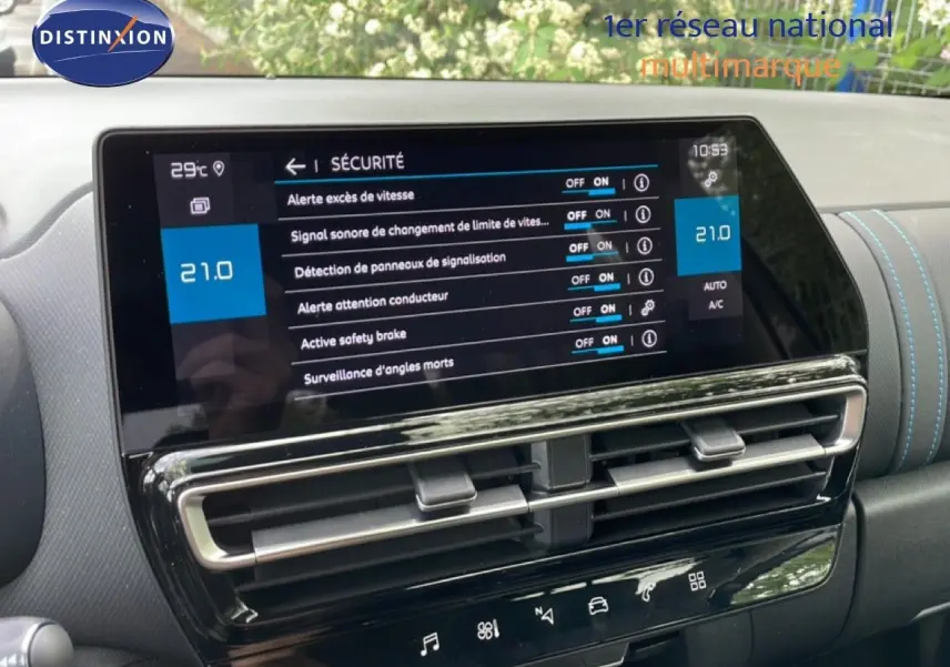 Écran tactile central affichant les options de sécurité du Citroën C5 Aircross Hybrid 2025, intérieur noir avec surpiqûres bleues.