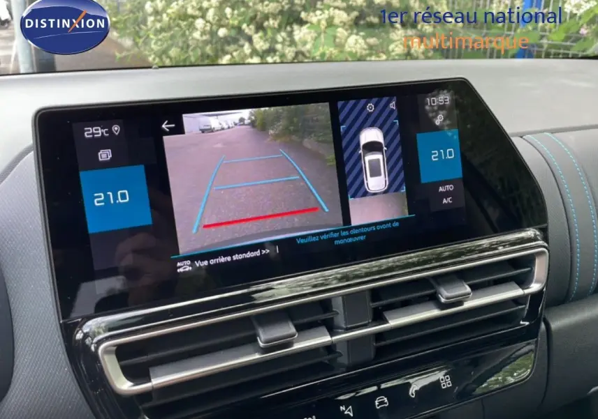 Écran tactile intérieur du Citroën C5 Aircross Hybrid 2025 montrant la caméra de recul et la température à 21°C.