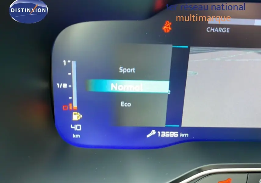 Tableau de bord numérique du Citroën C5 Aircross Hybrid gris platinium, affichant mode de conduite et autonomie restante.