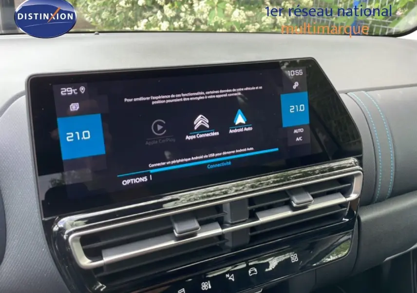 Écran tactile central avec connectivité Apple CarPlay et Android Auto dans le tableau de bord gris du Citroën C5 Aircross Hybrid 2025.