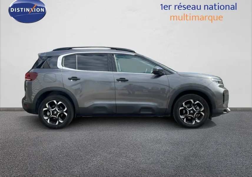 Vue de profil côté gauche du Citroën C5 Aircross Hybrid gris platinium métal sur fond neutre.