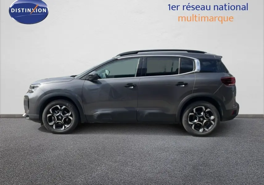 Profil droit d'un Citroën C5 Aircross Hybrid gris platinium métal avec jantes noires et toit noir.