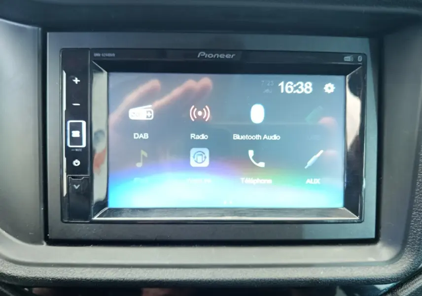 Écran tactile Pioneer du système multimédia de l'AIXAM AMBITION 0.5 CITY SPORT 2024, vue frontale intérieure.