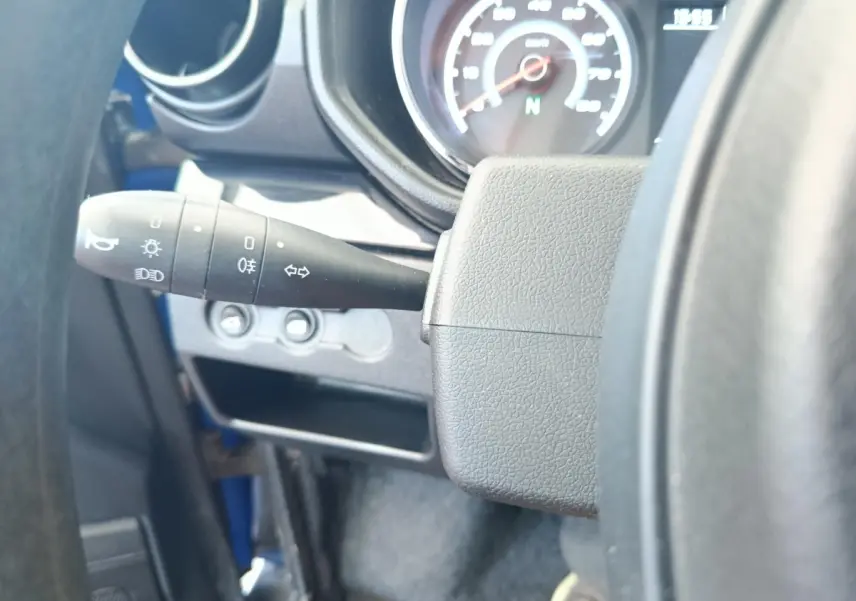 Vue intérieure rapprochée du volant et du commodo gauche d'une Aixam Ambition 0.5 City Sport bleu 2024.