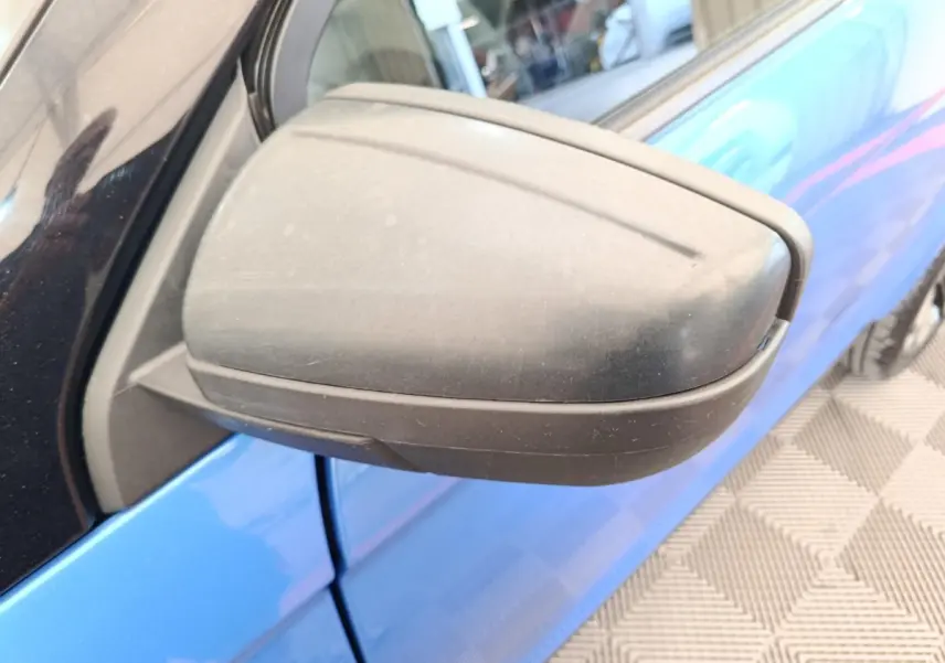 Rétroviseur extérieur côté conducteur en gros plan sur Aixam Ambition 0.5 City Sport bleu 2024, vue latérale gauche.