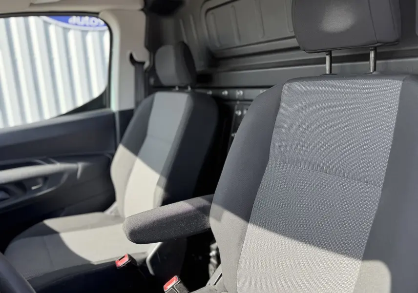 Vue intérieure rapprochée des sièges avant gris foncé et clair du Citroën Berlingo FGN beige, version 2019.