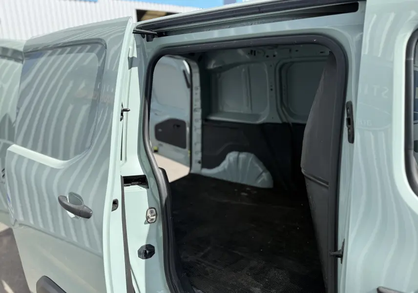 Vue latérale gauche du Citroën Berlingo beige 2019 avec porte coulissante ouverte montrant l’espace de chargement vide.