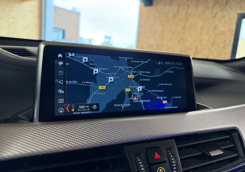 Écran central du système de navigation BMW X2 sDrive18d 2023 affichant une carte routière détaillée.