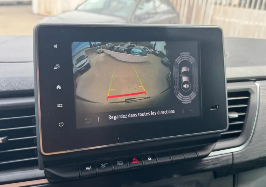 Écran central montrant la caméra de recul du Renault Trafic Fourgon gris foncé, vue intérieure du tableau de bord.