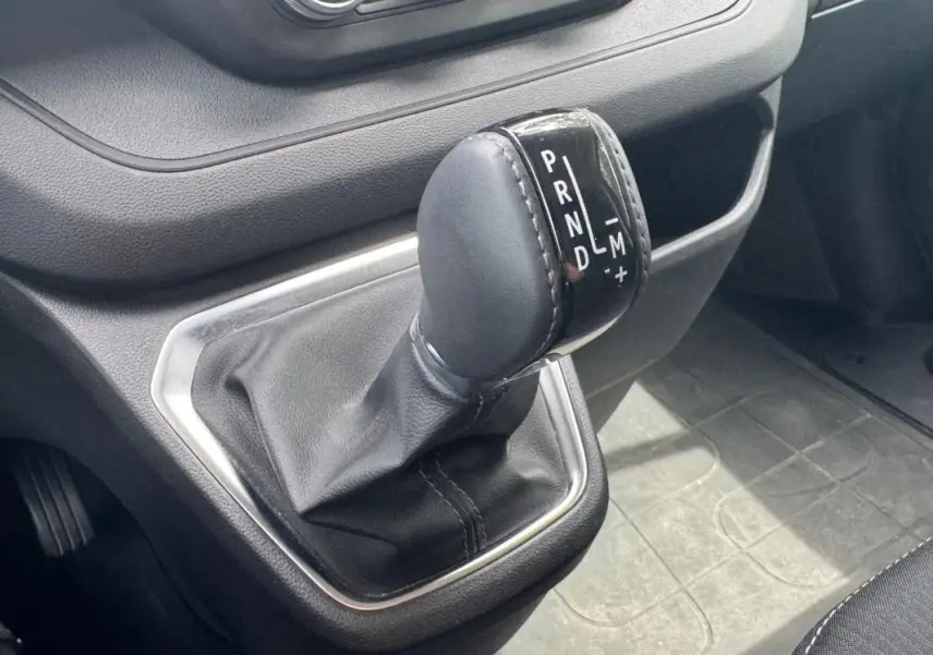 Le levier de vitesses automatique noir du Renault Trafic Fourgon, vue rapprochée de l'intérieur côté conducteur.