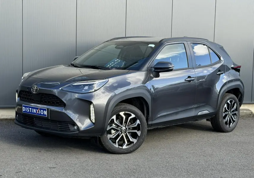 Toyota Yaris Cross gris Atlas vue 3/4 avant droit, avec jantes alliage et feux LED distinctifs.