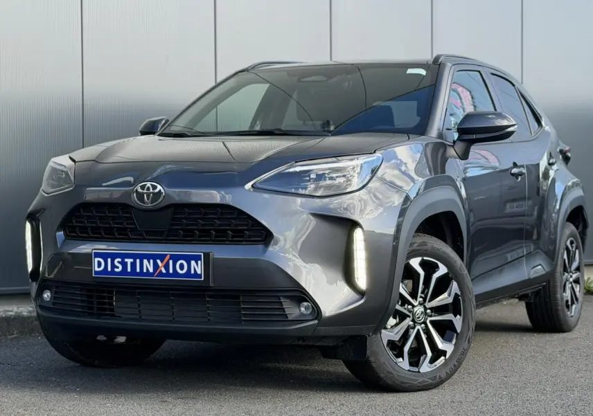 Toyota Yaris Cross gris Atlas vue 3/4 avant droit avec feux LED verticaux et jantes alliage 17 pouces.
