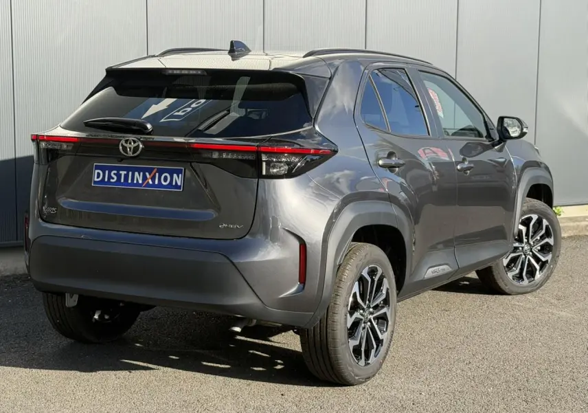 Toyota Yaris Cross gris Atlas vue 3/4 arrière droit, avec jantes alliage 17'' et antenne aileron de requin.