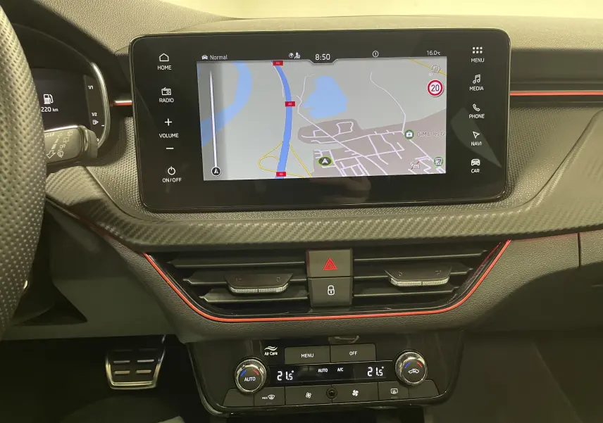 Vue intérieure du tableau de bord de la Skoda Scala 1.5 TSI Monte-Carlo avec écran tactile et détails rouges décoratifs.
