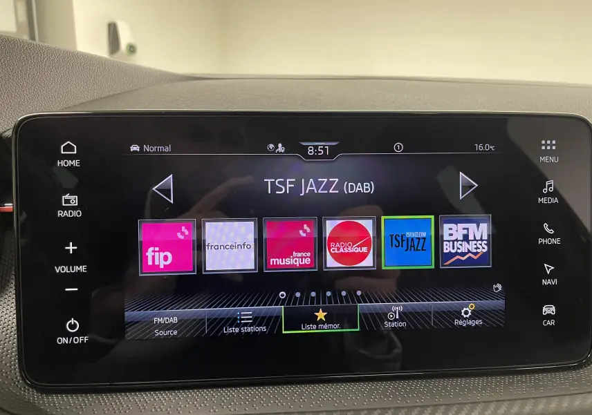 Écran tactile central du tableau de bord de la Skoda Scala 1.5 TSI 150 DSG7 Monte-Carlo, affichant les stations radio numériques.