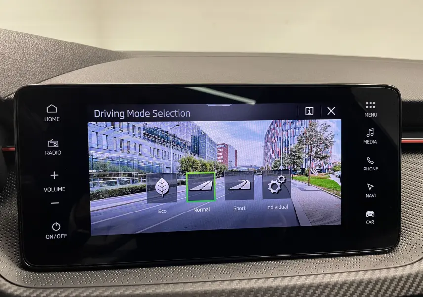 Écran tactile central du Skoda Scala 2025 affichant la sélection des modes de conduite avec options Eco, Normal, Sport et Individual.