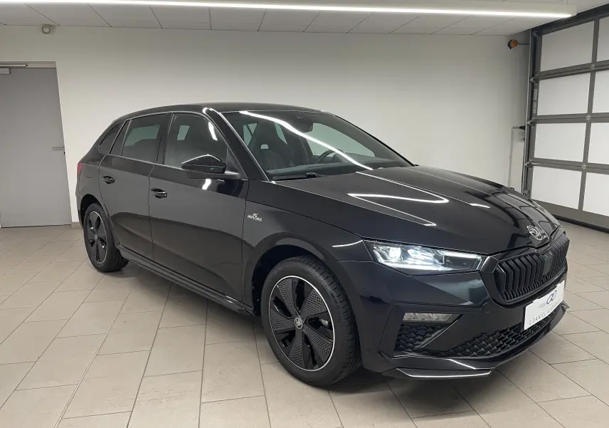 Vue 3/4 avant droite d'une Skoda Scala 1.5 TSI 150 DSG7 Monte-Carlo en noir Magic métallisé avec jantes distinctives.