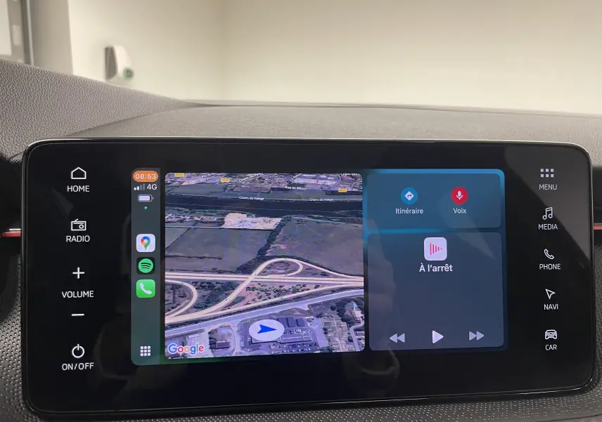 Écran tactile central du Skoda Scala 2025 montrant une carte GPS et les commandes multimédias en mode pause.