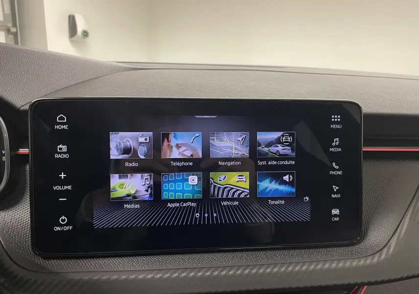 Écran tactile central du tableau de bord de la Skoda Scala 2025, avec interface multimédia et commandes tactiles.