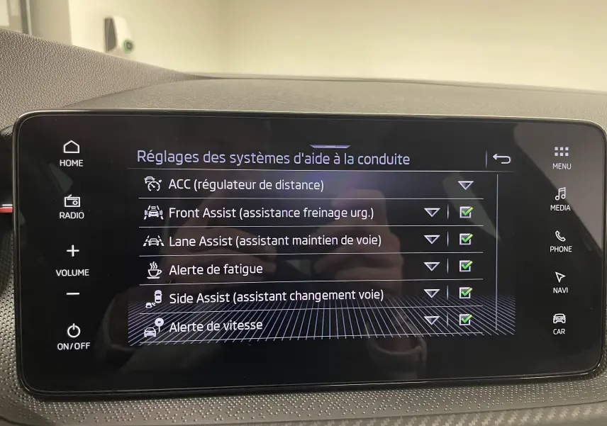 Écran tactile intérieur de la Skoda Scala 2025 montrant les réglages des aides à la conduite.
