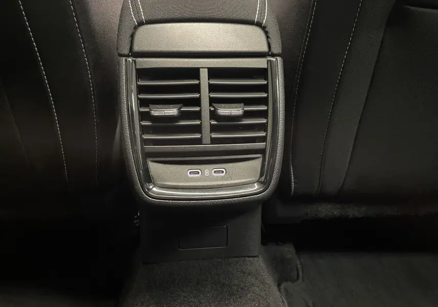 Vue rapprochée des aérateurs arrière et ports USB-C du Skoda Scala 1.5 TSI 150 DSG7 Monte-Carlo noir Magic.
